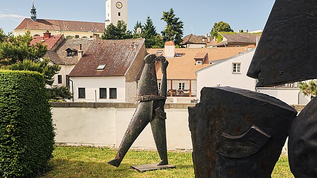 Parkn Severoesk galerie vtvarnho umn v Litomicch budou po celou letn sezonu zdobit rozmrn elezn objekty Petra Csaovskho, jednoho z nejvraznjch pedstavitel esk sochask scny pelomu tiscilet.