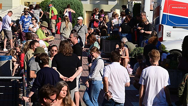Na oteven pokladen v hotelu Thermal ekalo ve tvrtek ped devtou hodinou rann na 1 500 filmovch fanouk.