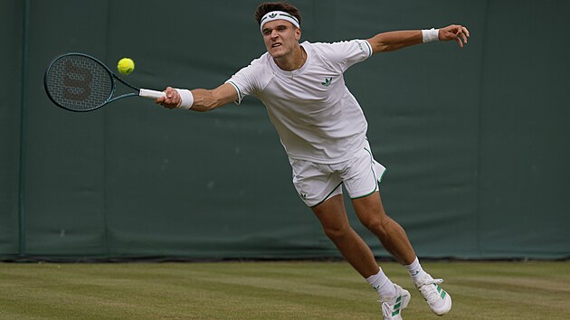 Jakub Menk se natahuje pro mek ve tetm kole Wimbledonu.