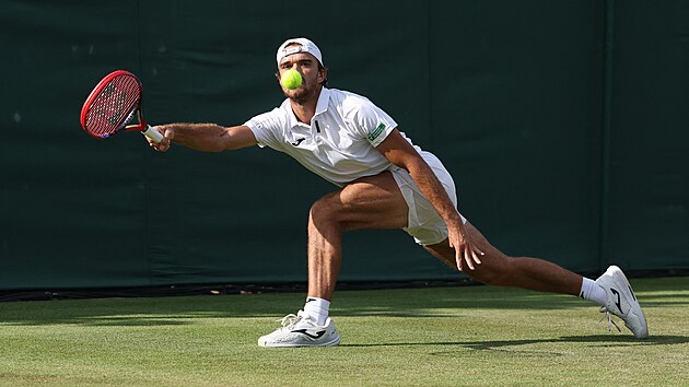 Tom Mach se natahuje pro mek ve druhm kole Wimbledonu.