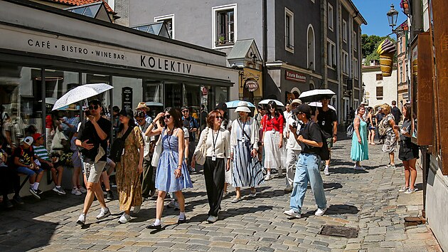 Asijt turist se po koronavirov pauze zase pomalu do msta vracej.
