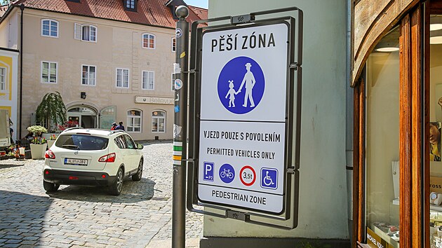 P zna je nov osazena znakami, kter na nov nazen msta upozoruj. Oprvnn vjezd hldaj jak strnci, tak i kamerov systm rozeznvajc RZ u aut.