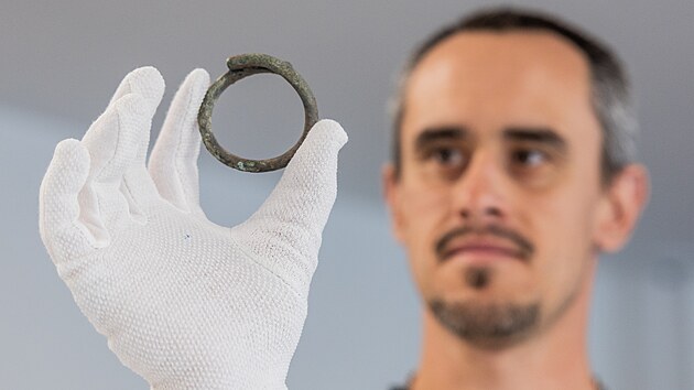 Uniktn archeologick nlezy pod budouc dlnic D35 na Krlovhradecku (3. ervence 2025)
