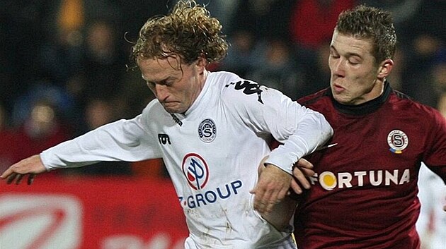 Luká� Zelenka (vlevo) ze Slovácka v souboji se spar�anem Jurajem Kuckou. Sparta...