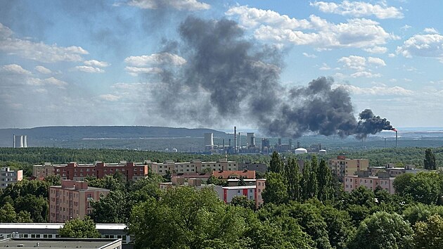 Bezprostedn po masivnm vpadku proudu obyvatele Mostu a Litvnova vylekala temn oblaka koue nad chemikou Orlen Unipetrol. Ta toti musela pebytenou produkci zat spalovat na bezpenostnch hocch. (4. ervence 2025)