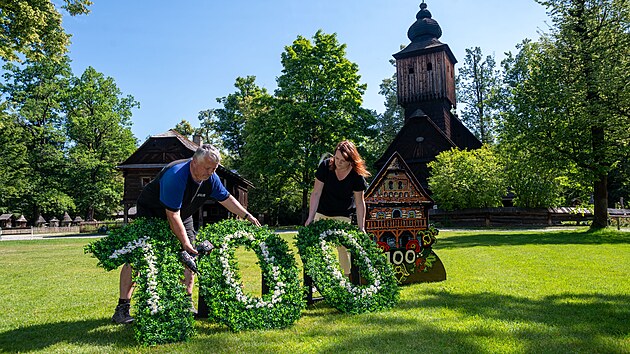 Pprava vzdoby na oslavy 100 let skanzenu a Ronovsk slavnosti. Valask muzeum v prod Ronov pod Radhotm, Devn msteko. (ervenec 2025)