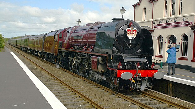 Britsk krlovsk rodina v roce 2027 ukon provoz krlovsk vlakov soupravy. (11. ervna 2002)