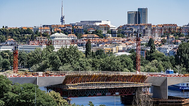 Stavba Dvoreckho mostu se chl ke svmu konci. Pod prostedn st jet zstv konstrukce bednn. (30. ervna 2025)