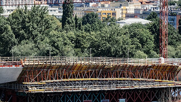 Stavba Dvoreckho mostu se chl ke svmu konci. Pod prostedn st jet zstv konstrukce bednn. (30. ervna 2025)