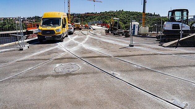 Stavba Dvoreckho mostu se chl ke svmu konci. Koleje u se pokldaj i na samotnm most, napojen na praskou tramvajovou s bylo vybudovan na obou bezch ji v pedstihu. (30. ervna 2025)
