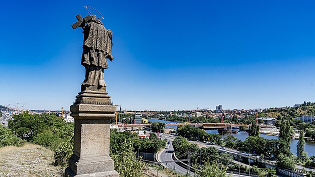 Stavba Dvoreckho mostu se chl ke svmu konci. Pohled z nvr, kde stoj zlchovsk kostelk, mstn dominanta. (30. ervna 2025)