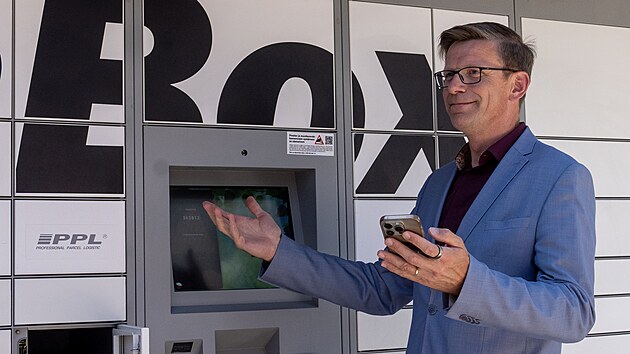 Ministr dopravy Martin Kupka pedvedl, jak si vyzvednout idisk prkaz z vdejnho boxu. (1. ervence 2025)