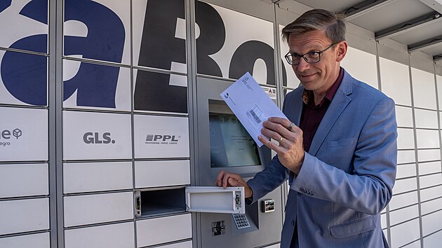 Ministr dopravy Martin Kupka pedvedl, jak si vyzvednout idisk prkaz z vdejnho boxu. (1. ervence 2025)