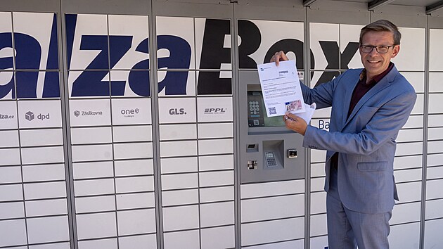 Ministr dopravy Martin Kupka pedvedl, jak si vyzvednout idisk prkaz z vdejnho boxu. (1. ervence 2025)