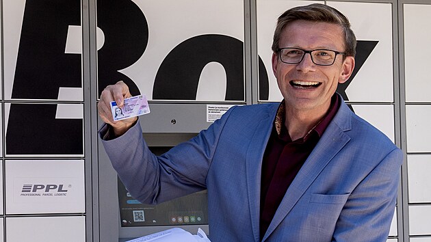 Ministr dopravy Martin Kupka pedvedl, jak si vyzvednout idisk prkaz z vdejnho boxu. (1. ervence 2025)