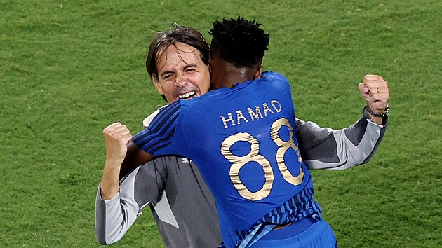 Trenér Simone Inzaghi slaví s Hamadem Al Yamim výhru al-Hilálu nad Manchesterem...