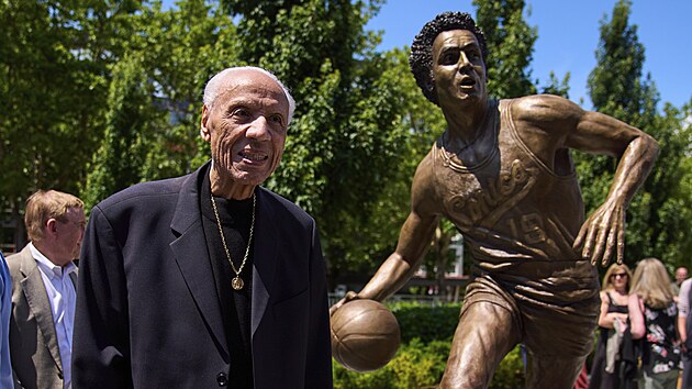 Lenny Wilkens a jeho socha p�ed Climate Pledge Arenou v Seattlu