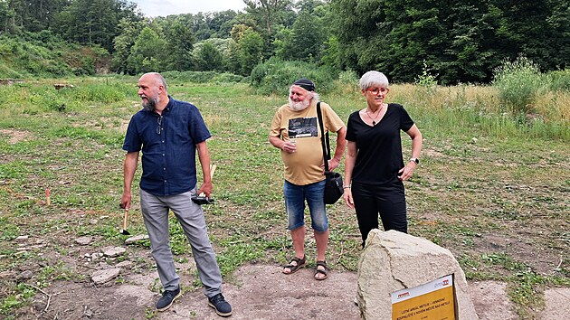 Aktivist zatek stavby slavili. Zleva Karel Falta, Ji Podolsk a Kamila Krlov.