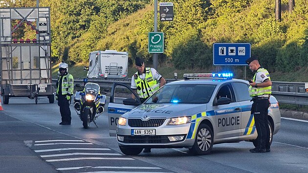 Policie po 20:00 na nkolik hodin uzavela praskou Jin spojku smrem k Barrandovskmu mostu. Je teba odstranit kamion, kter tam v pondl shoel. (1. ervence 2025)