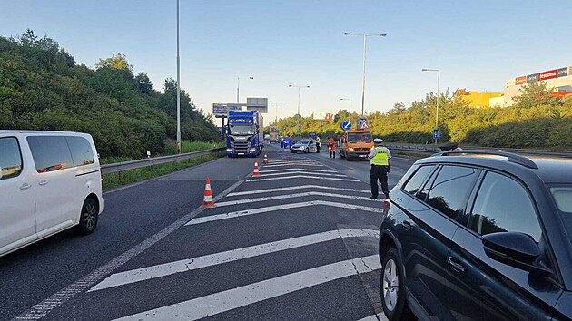 Policie po 20:00 na nkolik hodin uzavela praskou Jin spojku smrem k Barrandovskmu mostu. Je teba odstranit kamion, kter tam v pondl shoel. (1. ervence 2025)
