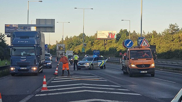 Policie po 20:00 na nkolik hodin uzavela praskou Jin spojku smrem k Barrandovskmu mostu. Je teba odstranit kamion, kter tam v pondl shoel. (1. ervence 2025)