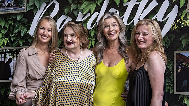 Eva Holubov a Pavlna Pozkov bhem pedstaven filmu Bardotky (6. ervence 2025)