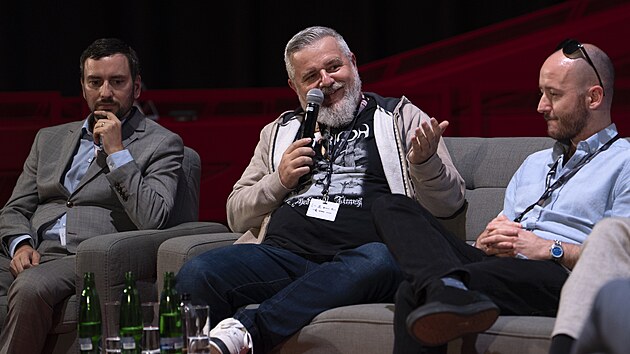 Daniel V�vra b�hem debaty KVIFF Talk v C�sa�sk�ch l�zn�ch (9. �ervence 2025)