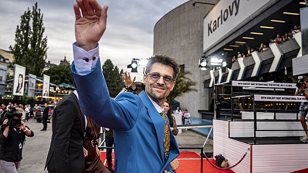 Juraj Loj zdraví filmové nadšence cestou k slavnostnímu uvedení filmu Sbormistr...