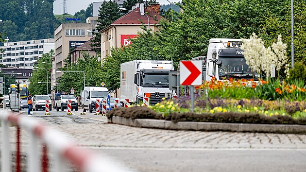 Na kiovatce u Slvie zaaly dvoutdenn opravy prtahu I/33 pes Nchod, tvo se kolony. (7. ervence 2025)