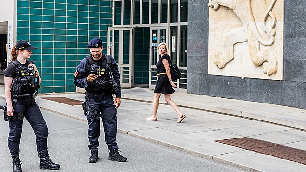 Policist nadili evakuovat lev kdlo hradeckho magistrtu, kam ena donesla mon funkn grant. (3. ervence 2025)