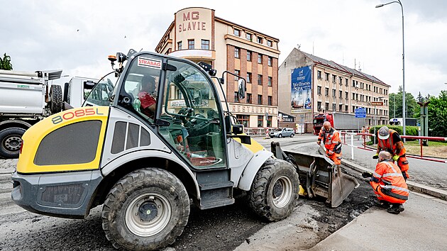 Na kiovatce u Slvie zaaly dvoutdenn opravy prtahu I/33 pes Nchod, tvo se kolony. (7. ervence 2025)