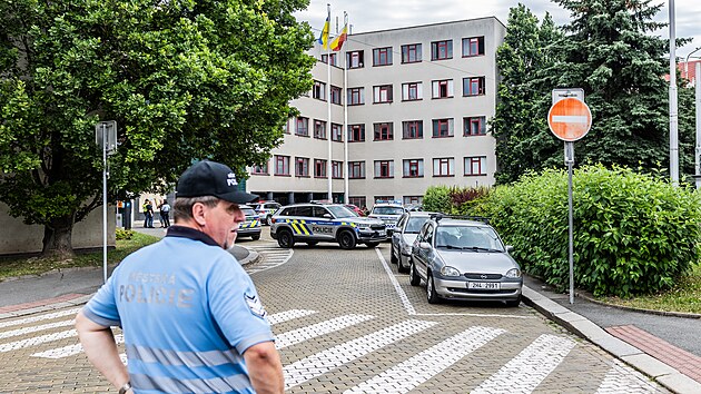 Policist nadili evakuovat lev kdlo hradeckho magistrtu, kam ena donesla mon funkn grant. (3. ervence 2025)