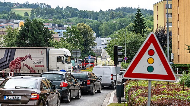 Na kiovatce u Slvie zaaly dvoutdenn opravy prtahu I/33 pes Nchod, tvo se kolony. (7. ervence 2025)