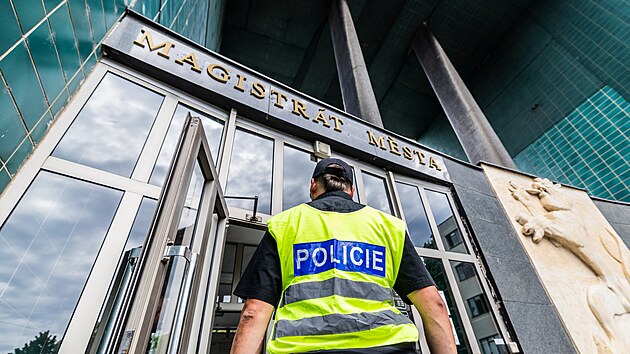 Policist nadili evakuovat lev kdlo hradeckho magistrtu kvli nlezu mon munice. (3. ervence 2025)