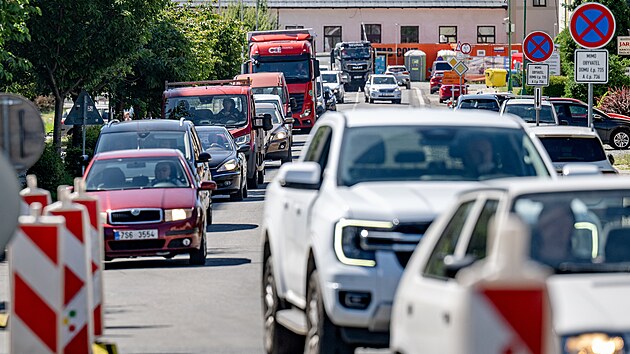 V Jaromi zaaly opravy prtahu, tvo se kolony. (30. ervna 2025)