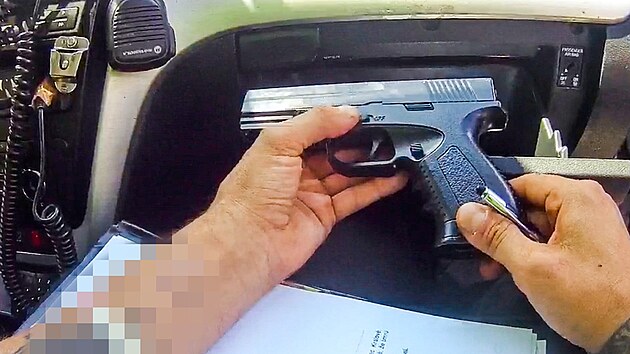 Strnci na Riegrov nmst v Hradci Krlov pistihli mue s pistol na kuliky. (27. ervna 2025)