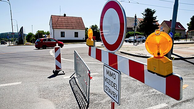 Pi rekonstrukci Lidick ulice v Plzni je zcela uzaven jeden jzdn smr typruh silnice, provoz v druhm je doasn obousmrn.  (1. ervence 2025)