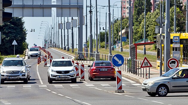 Pi rekonstrukci Lidick ulice v Plzni je zcela uzaven jeden jzdn smr typruh silnice, provoz ve druhm je doasn obousmrn. (1. ervence 2025)