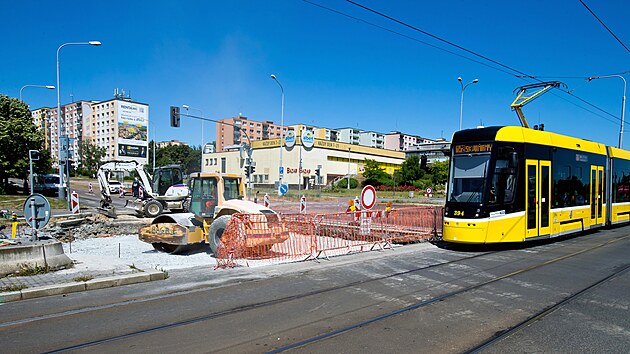 Pi rekonstrukci Lidick ulice v Plzni je zcela uzaven jeden jzdn smr typruh silnice, provoz ve druhm je doasn obousmrn. (1. ervence 2025)