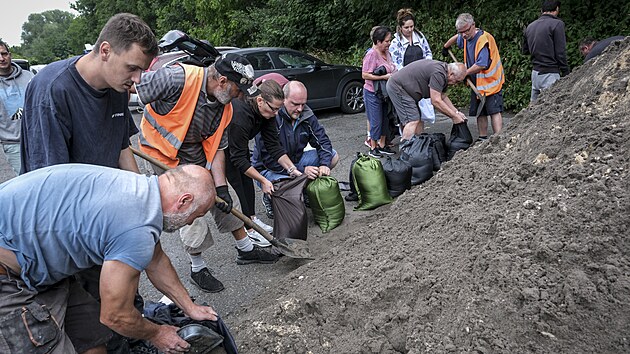 Lid si v Tinci jezd pro psek, kter pro n pipravila tamn radnice ve spoluprci s Tineckmi elezrnami. Mstu hroz povode.