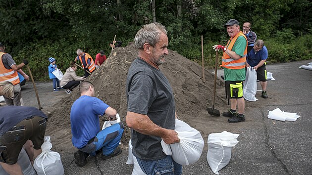 Lid si v Tinci berou psek, kter pro n pipravila tamn radnice ve spoluprci s Tineckmi elezrnami. Mstu hroz povode.