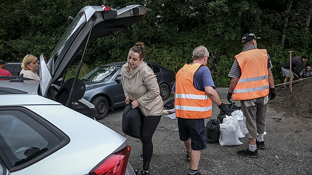 Lid si v Tinci berou psek, kter pro n pipravila tamn radnice ve spoluprci s Tineckmi elezrnami. Mstu hroz povode.