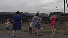 Místní obyvatelé na míst dopadu sesteleného letu MH17 (18. ervence 2014) 