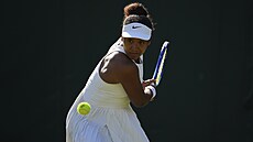Naomi Ósakaová se soustedí na bekhendový úder ve druhém kole Wimbledonu.