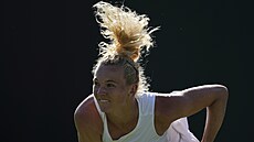 Kateina Siniaková podává ve druhém kole Wimbledonu.
