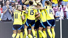 Golová oslava védských fotbalistek v utkání s Dánskem.
