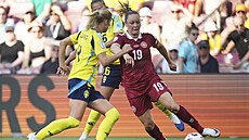 Janni Thomsenová (vpravo) z Dánska v akci proti védsku.