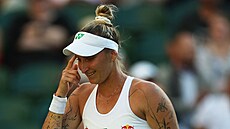 Markéta Vondrouová se usmívá ve druhém kole Wimbledonu.