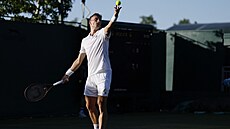 Jií Leheka se chystá na servis ve druhém kole Wimbledonu. 