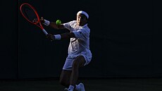 Ital Mattia Bellucci hraje bekhend ve druhém kole Wimbledonu. 